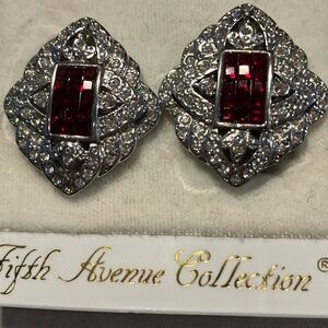 Vintage earring in silver, set with Swarovski crystals and a ruby red center